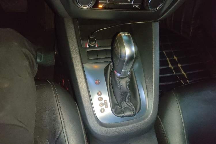 Used Volkswagen Sagitar 2014 1.4TSI Automatic Luxury Model Gear Lever