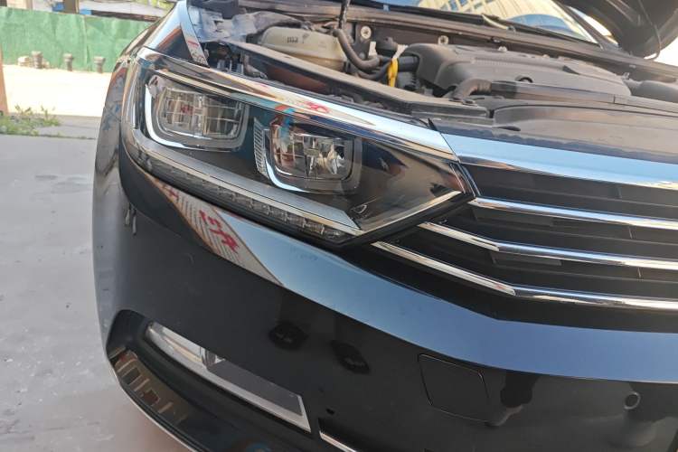 Used Volkswagen Magotan 2018 Facelift 330TSI DSG Luxury Model Right Front Headlight