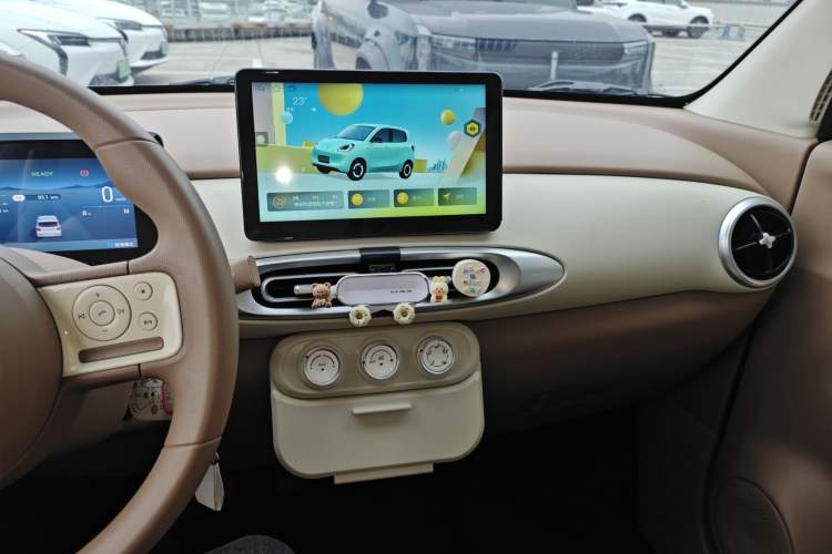 Used Wuling Hongguang MINIEV 2025 Four-Door Version Advanced Edition Center Console