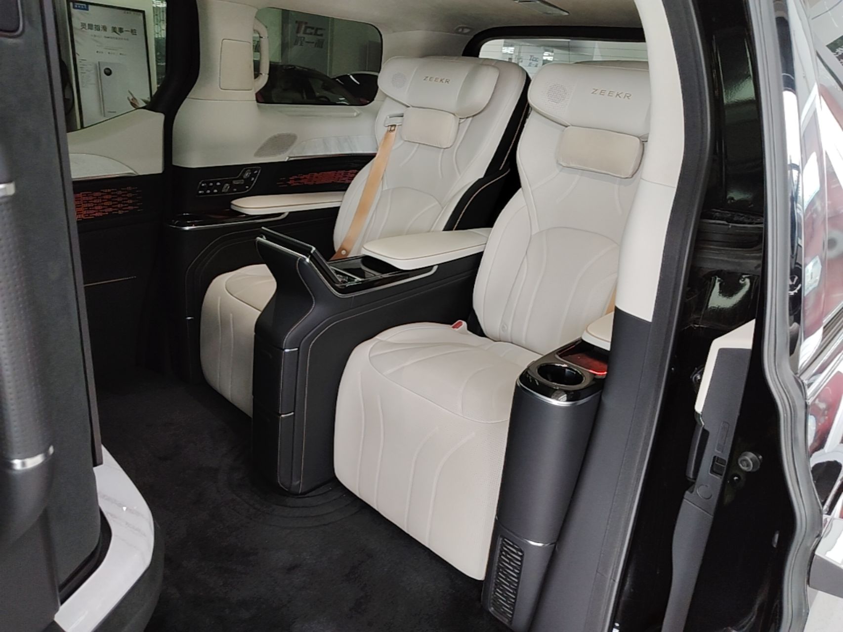 Zeekr 009 2024 GAC Trumpchi — снимка 20