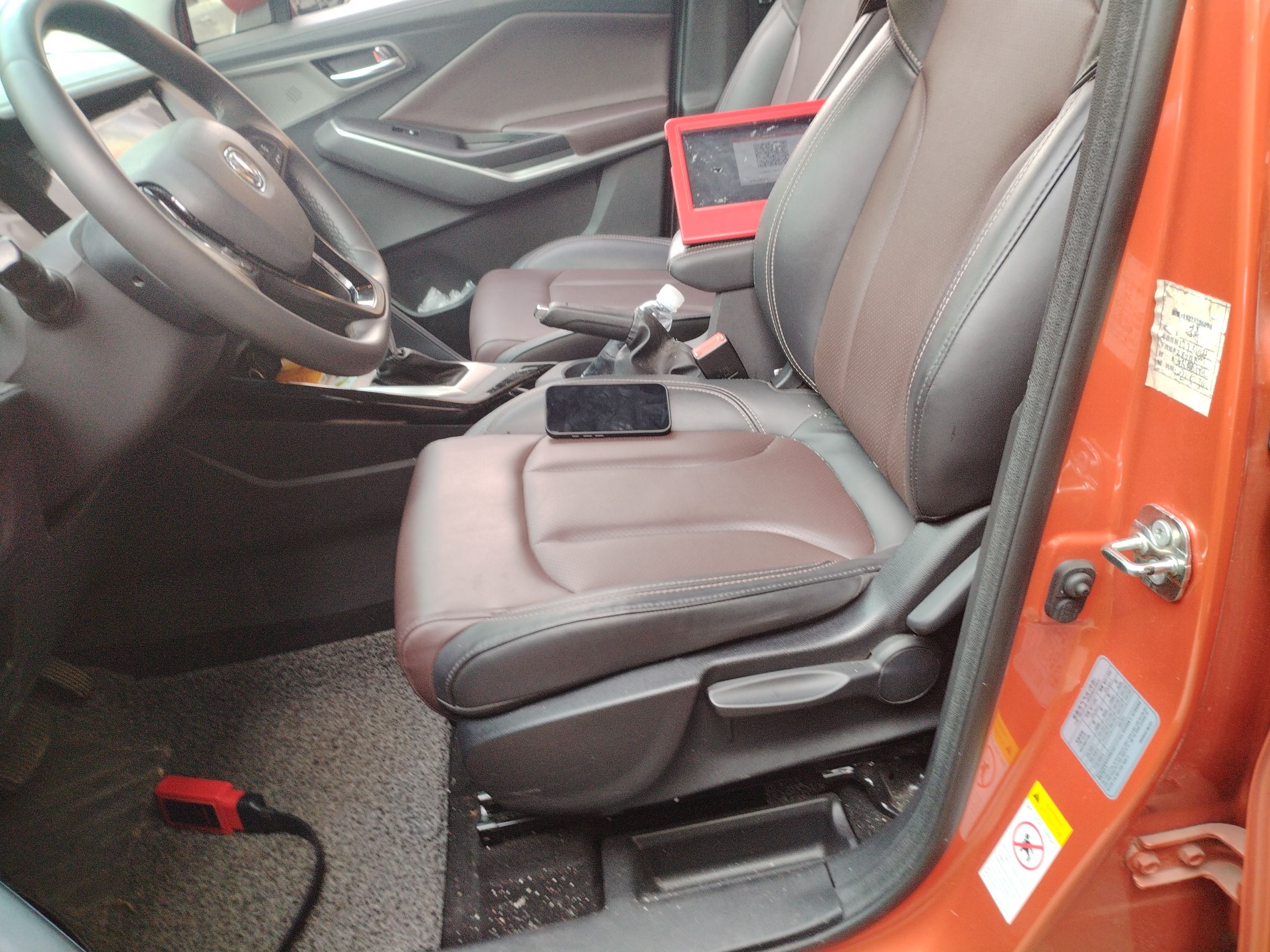 المقاعد الأمامية داخل السيارة