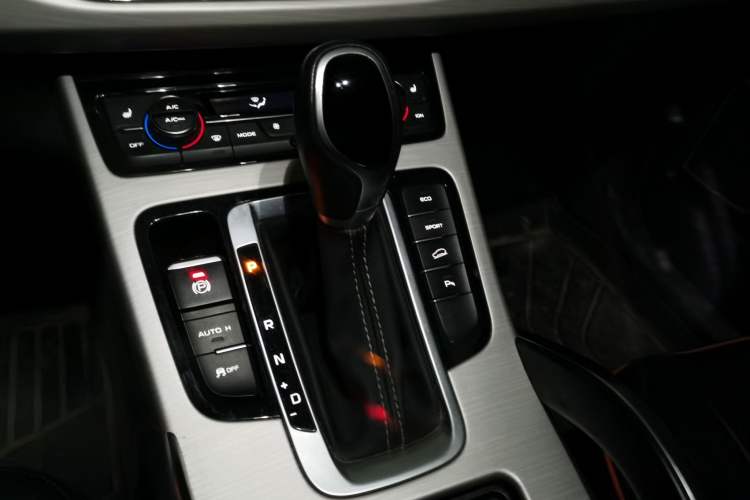 Used Geely Auto Emgrand X7 Sport 2018 1.8TD Automatic Two-Wheel Drive Smart Connect 4G Internet Edition Gear Lever