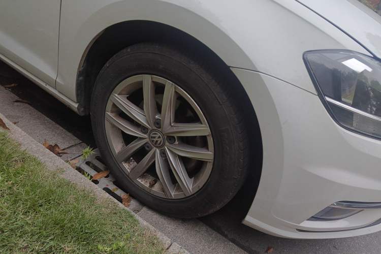 Used Volkswagen Golf 2018 1.6L Automatic Comfort Model Right Front Wheel Hub