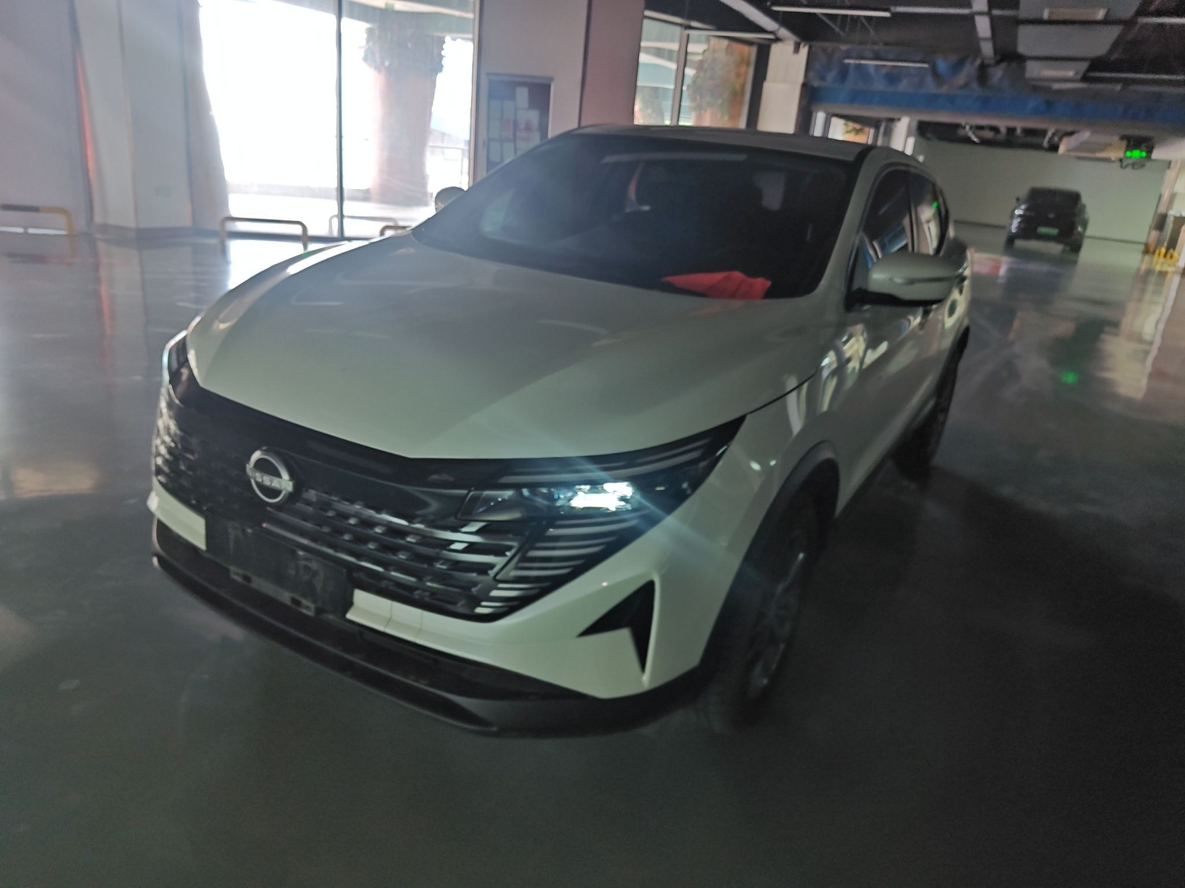 تحت مقدمة السيارة