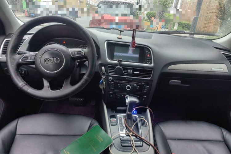 Used Audi Q5 2013 40 TFSI Ambition Center Console