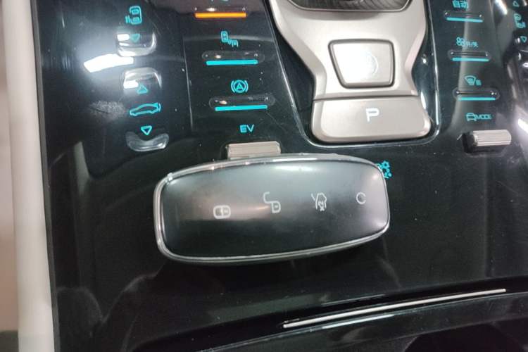 Used Denza D9 2022 DM-i 970 Four-Wheel Drive Prestige Model
