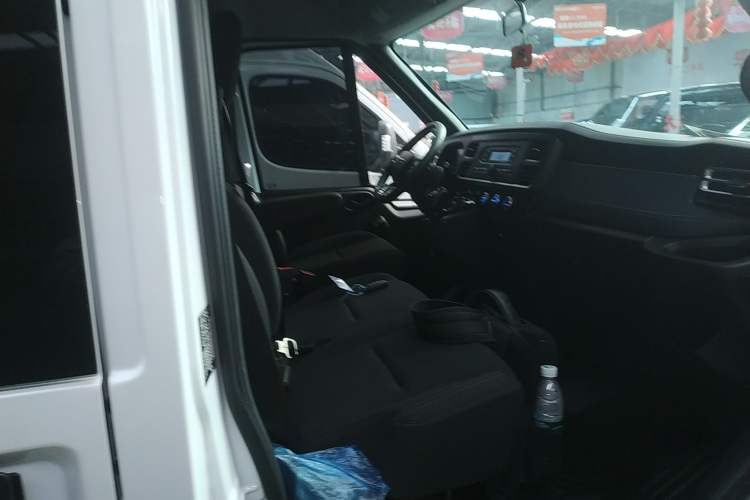 Used JMC Fushun 2023 2.0T Automatic Short-Wheelbase Mid-Top Commercial Multi-Purpose 6-Seater Passenger Vehicle
