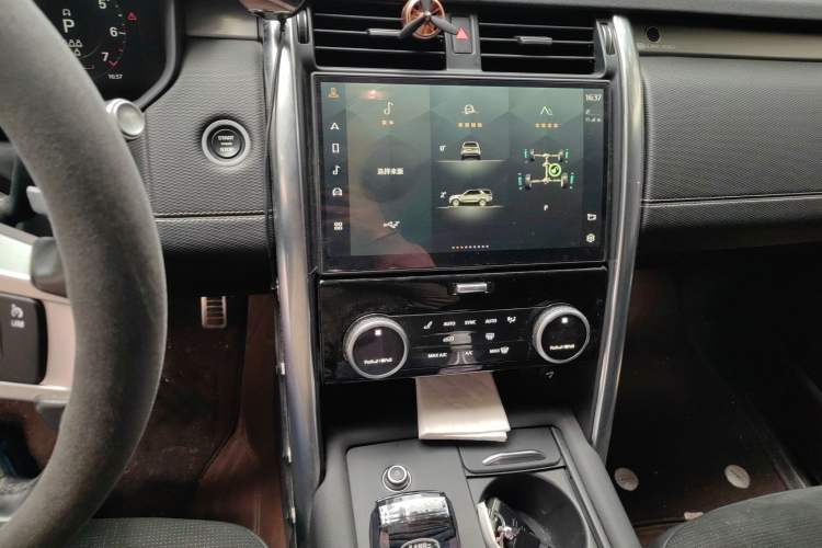 Used Land Rover Discovery 2021 360 PS R-Dynamic SE Audio And AC Panel