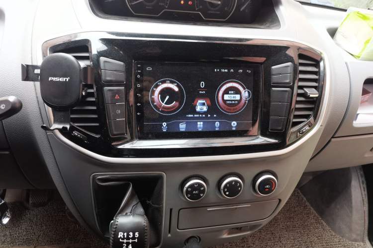 Used SAIC MAXUS Xintu V80 2018 2.5T 6-Speed Manual Aoyuntong Short Wheelbase Mid-Height 5-6 Seater Audio And AC Panel