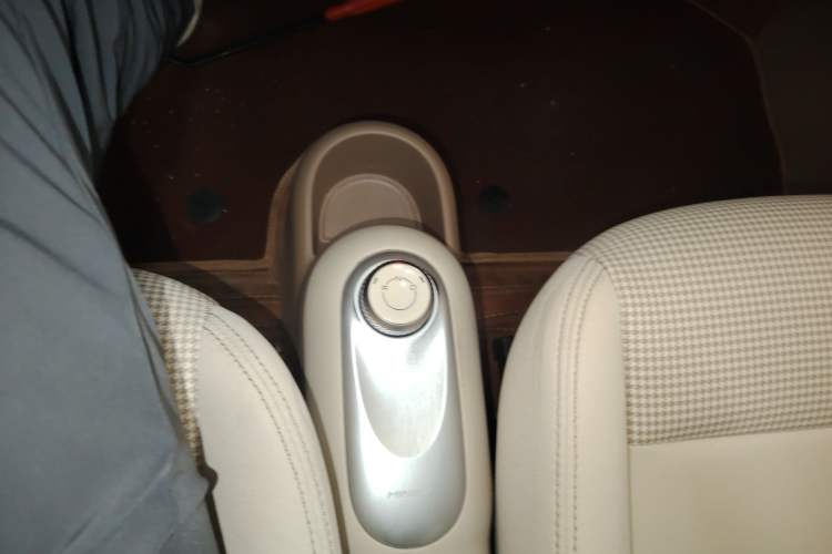 Used Wuling Hongguang MINIEV 2025 Four-Door Version Advanced Edition Gear Lever