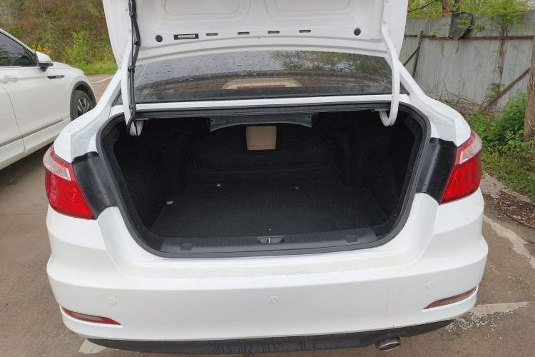 Used CHANGAN Eado 2016 1.6L Manual Fashion Edition Trunk