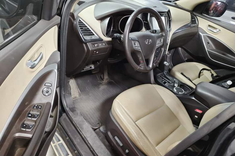 Used Hyundai Santa Fe 2013 2.4L Automatic Two-Wheel Drive Smart Version Driver Seat