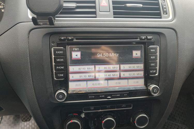 Used Volkswagen Sagitar 2012 1.6L Manual Comfort Model Audio And AC Panel