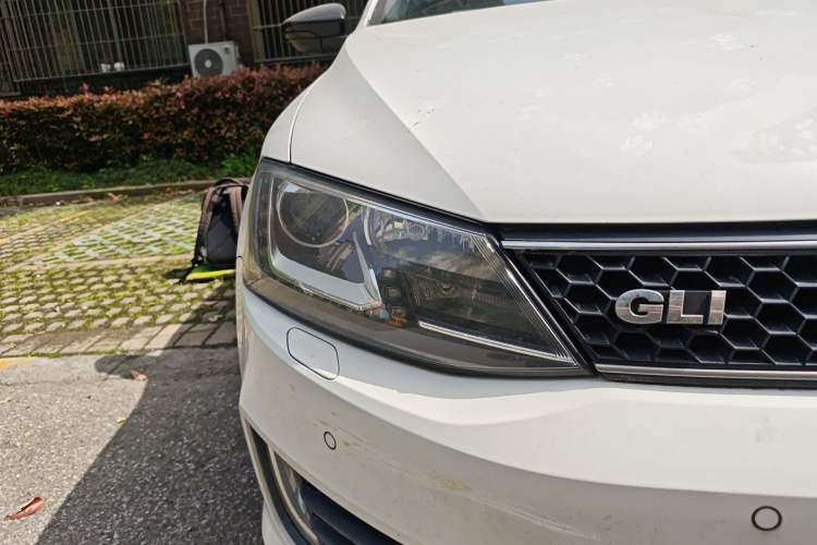 Used Volkswagen Sagitar 2013 2.0 TSI GLI Right Front Headlight