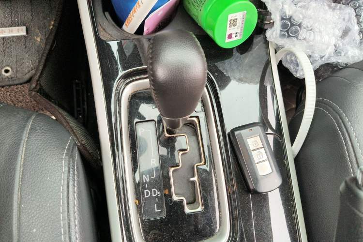 Used Mitsubishi Outlander 2018 2.0L Two-Wheel-Drive Jiale Edition 7-Seater Gear Lever