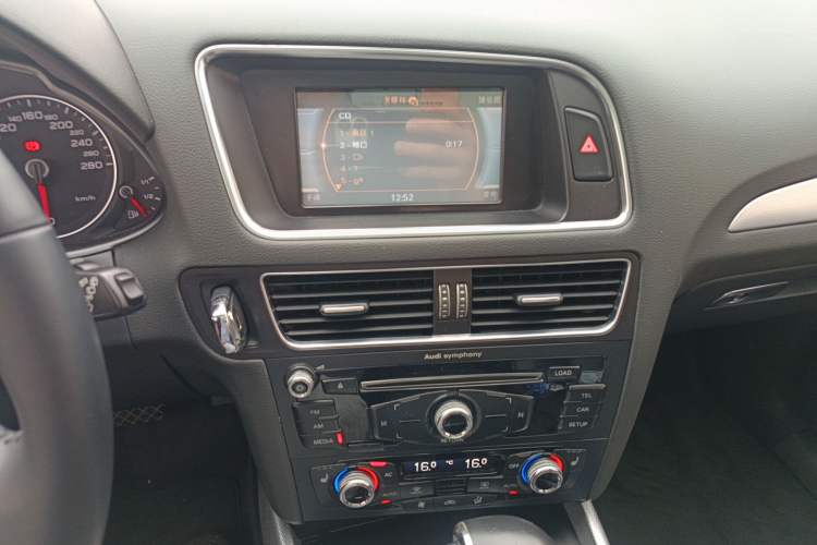 Used Audi Q5 2013 40 TFSI Technology Edition Audio And AC Panel