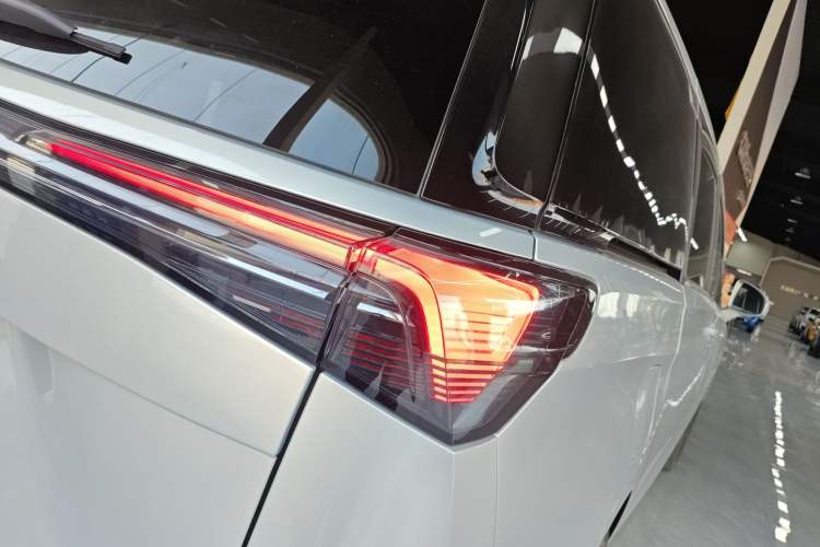 Used Buick GL8 New Energy 2025 Lu Shang Luxury Edition 7-Seater