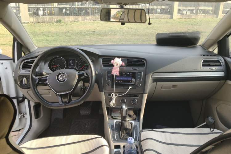 Used Volkswagen Golf 2016 230TSI Automatic Comfort Version Center Console