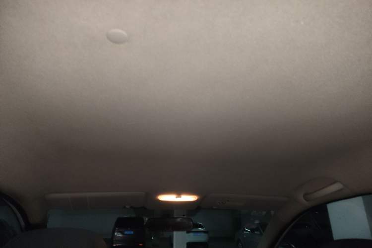 Used Venucia R50 2013 1.6L Automatic Fashion Edition