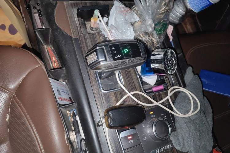 Used Haval H9 2017 2.0T Diesel 4x4 Comfort Edition 7-Seater Gear Lever