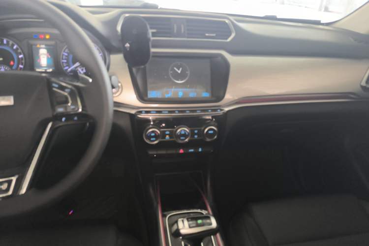 Used Haval H2 2018 Chuanxiang Edition Blue Badge 1.5T Dual-Clutch Two-Wheel Drive Fashionable Model
