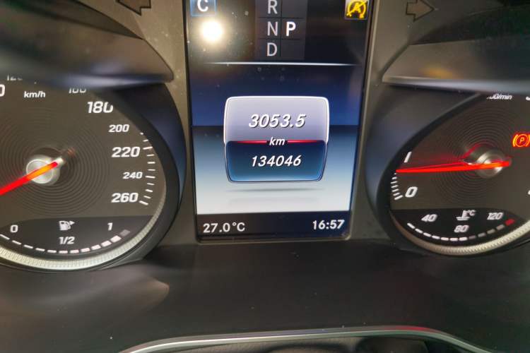 Used Mercedes-Benz GLC 2018 GLC 300 4MATIC Sport Edition Odometer Close Up