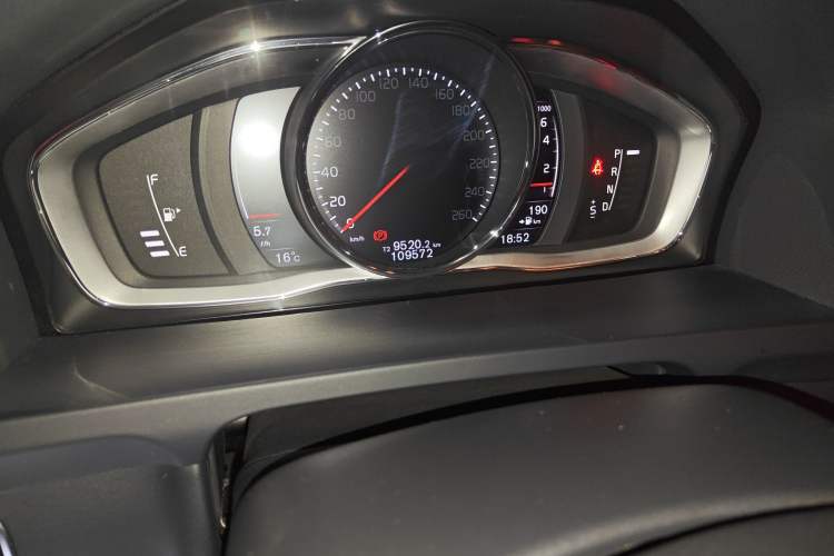 Used Volvo V60 2017 T5 Zhiyi Edition China V Standard Odometer Close Up