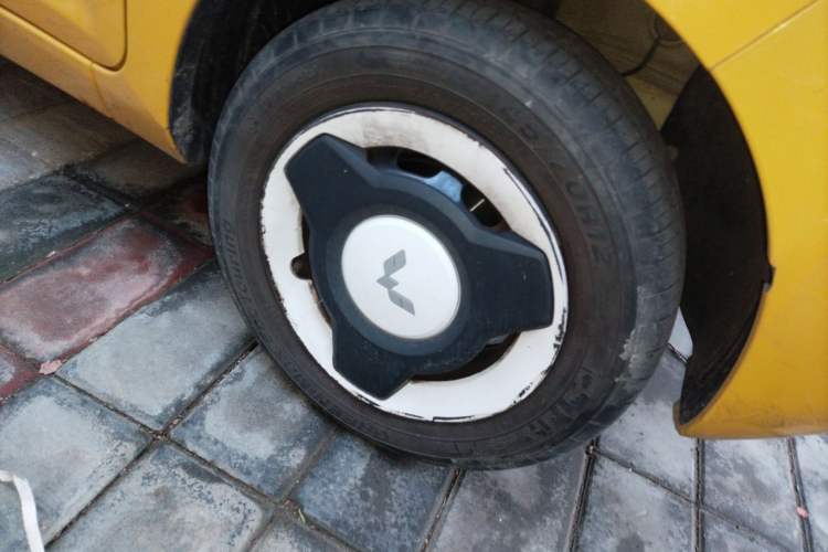 Used Wuling Hongguang MINIEV 2021 Macaron Fashion Edition Lithium-Ion Battery Right Front Wheel Hub