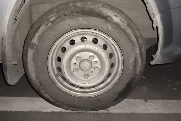 Used Dongfeng Yufeng 2018 2.5T Logistics Vehicle A100 Short Wheelbase Mid-Roof 5-9 Seater China V Standard ZD25 Right Front Wheel Hub