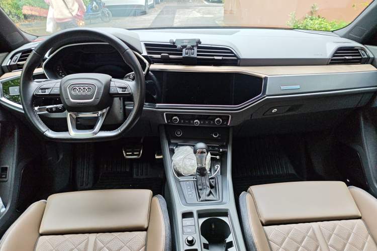 Used Audi Q3 2023 Updated 45 TFSI quattro Stylish and Dynamic Edition Center Console