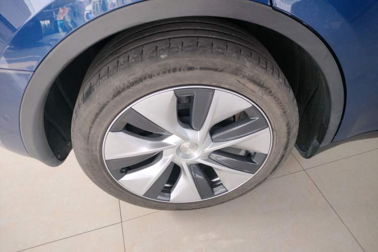 Used Tesla Model Y 2021 Long-Range All-Wheel-Drive Version 3D7 Right Rear Wheel Hub