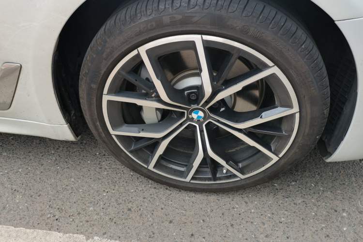 Used BMW 5 Series 2021 530Li Luxury Edition M Sport Package Right Front Wheel Hub