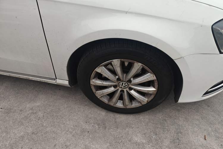 Used Volkswagen Magotan 2012 Revised 1.8TSI Luxury Version Right Front Wheel Hub