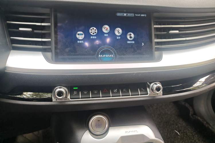 Used Haval H6 2017 Red Label 2.0T Automatic Two-Wheel Drive ZhiShang Model Audio And AC Panel