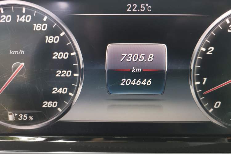 Used Mercedes-Benz Maybach S-Class 2015 S 400 4MATIC Odometer Close Up