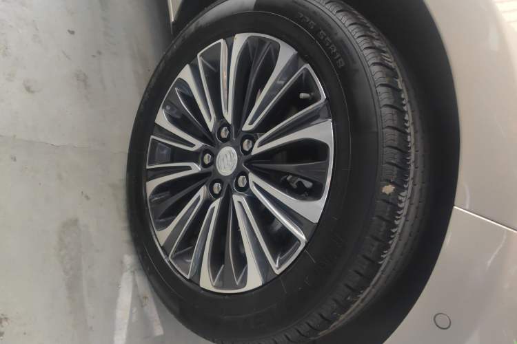 Used Buick GL8 2023 ES Lu Zun Luxury Model Right Front Wheel Hub