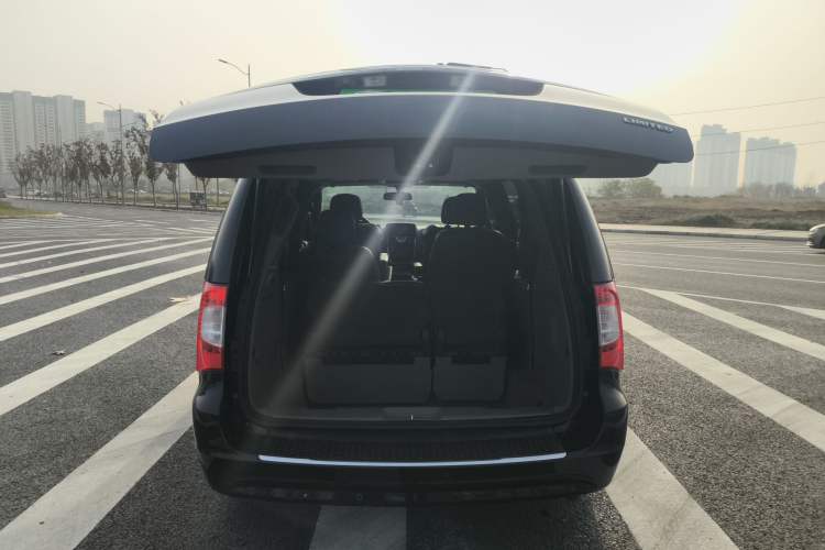 Used Chrysler Grand Voyager 2013 3.6L Luxury Edition