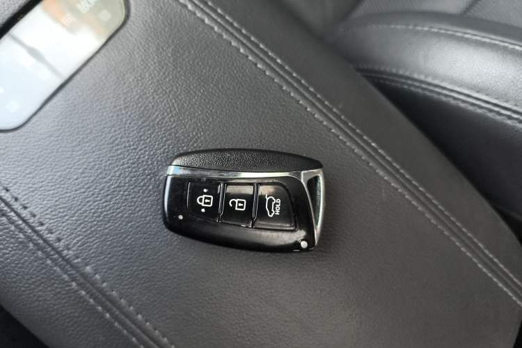 Used Hyundai Santa Fe 2015 2.4L Automatic All-Wheel Drive Smart Version 5 Seats
