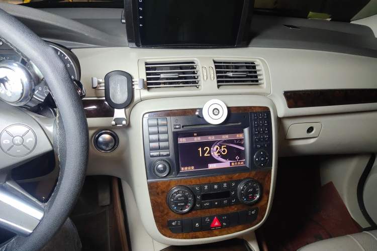 Used Mercedes-Benz R-Class 2010 R 350 L 4MATIC Audio And AC Panel