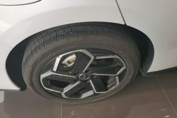 Used BYD Seal 06 New Energy 2024 DM-i 120KM Flagship Model Right Rear Wheel Hub