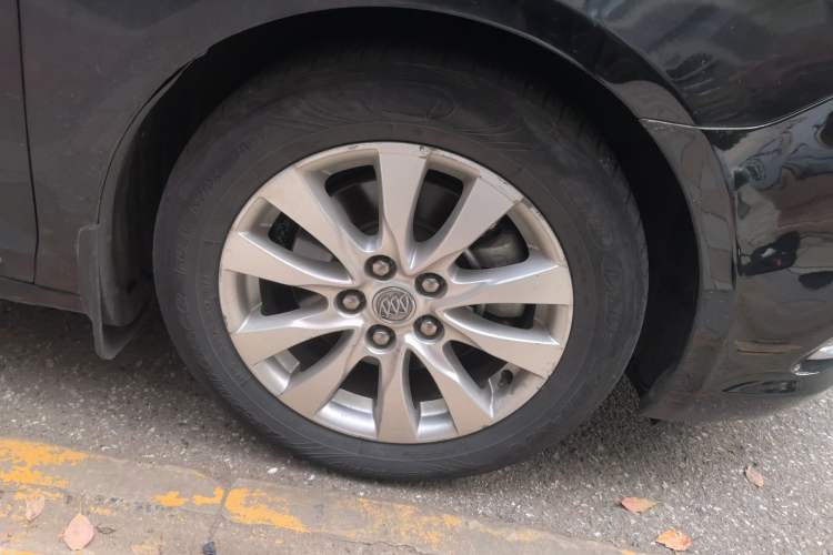 Used Buick LaCrosse 2013 2.4L SIDI Elite Comfort Version Right Front Wheel Hub