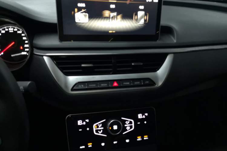 Used Hongqi H5 2022 Classic Model Facelift 1.5T DCT Qiyun Edition Audio And AC Panel