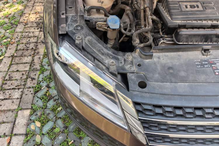 Used Volkswagen Cross Lavida 2014 1.4TSI DSG Right Front Headlight