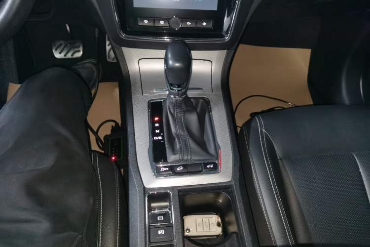 Used Roewe RX5 2018 30T Two-Wheel Drive Automatic Internet Smart Edition Gear Lever