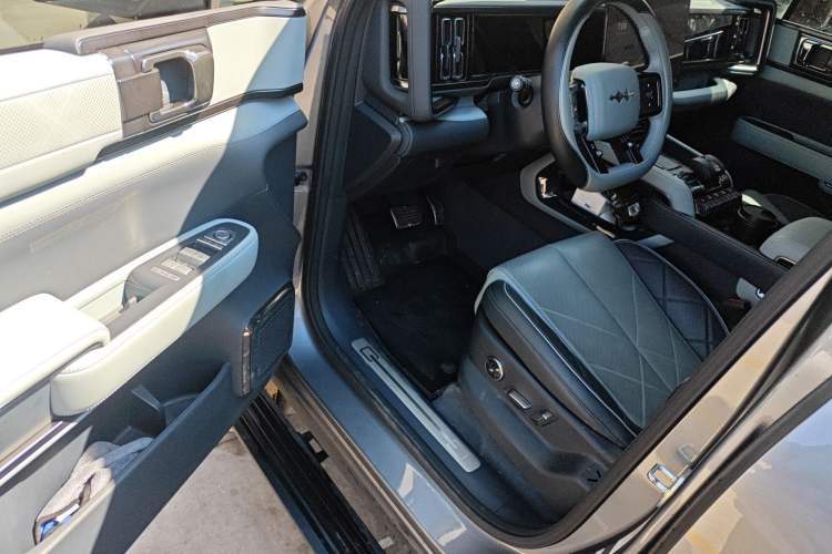 Used Formula Leopard 5 2023 Cloud Ride Flagship Edition