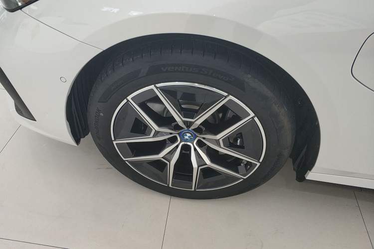 Used BMW i5 2025 eDrive 40L M Sport Package Exterior 4