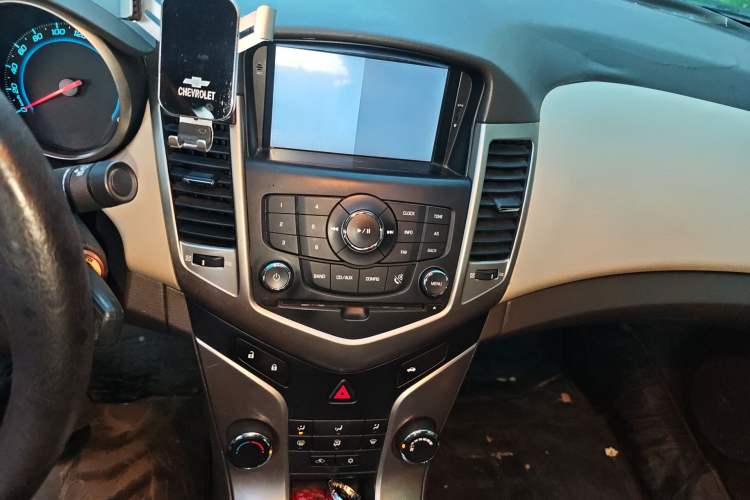 Used Chevrolet Cruze 2015 1.5L Classic SL MT Audio And AC Panel