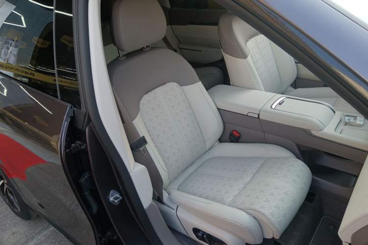 Used Zeekr 7X 2025 100 kWh Long-Range Rear-Wheel Drive with Intelligent Driving Features
