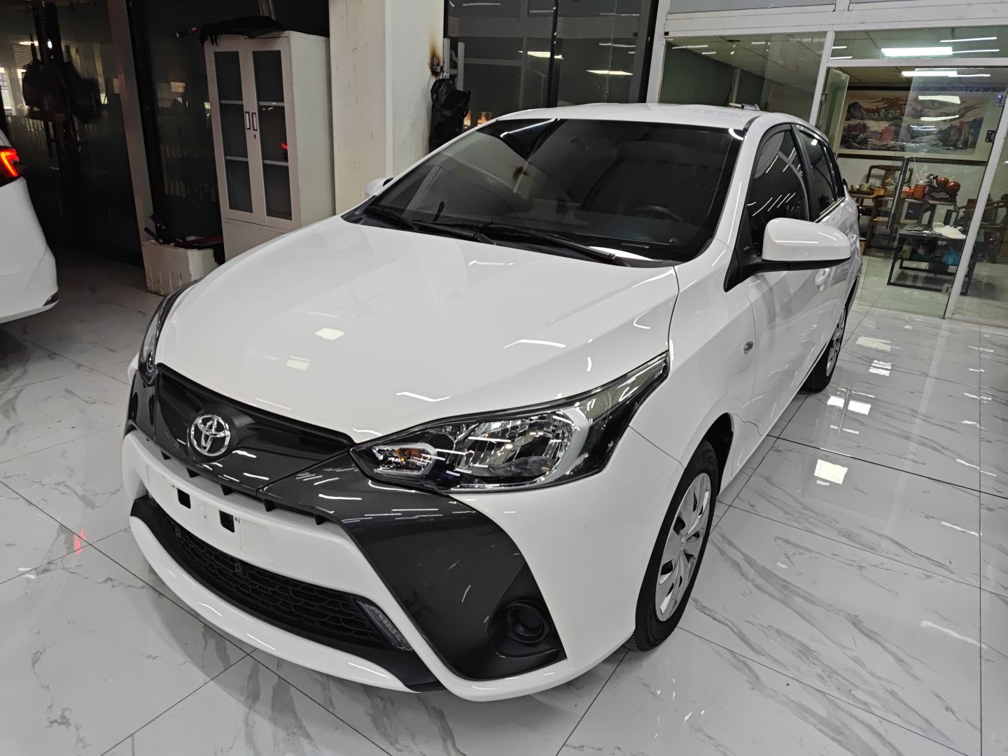 تحت مقدمة السيارة