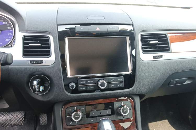 Used Volkswagen Touareg 2011 3.0 TSI Comfort Version Audio And AC Panel